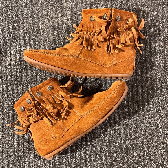 Minnetonka Suede Fringe Side Zip Ankle boots - Size 9 - Picture 2 of 7